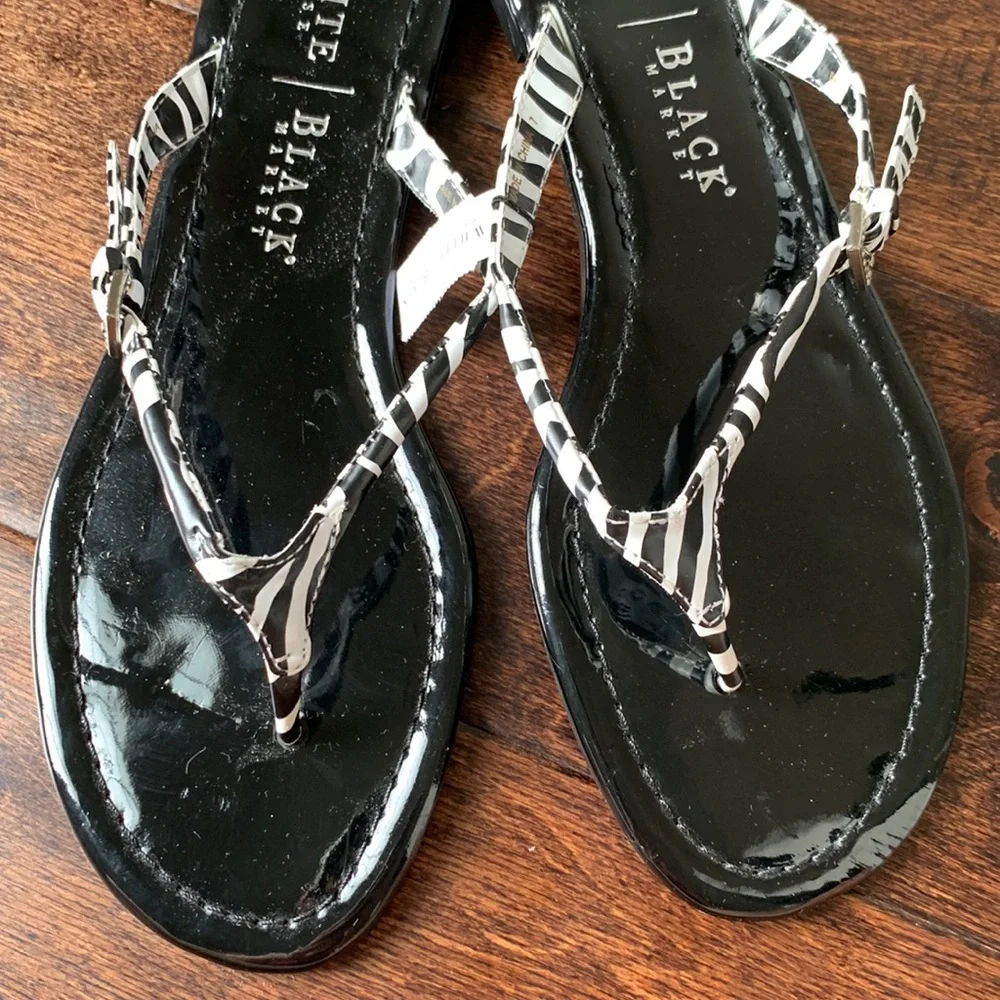 NWT WHITE HOUSE | BLACK MARKET Animal Print Thong Sandals Size 7